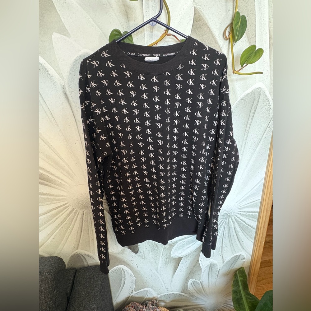 Unisex Calvin Klein crewneck, size medium. Smoke free home.
